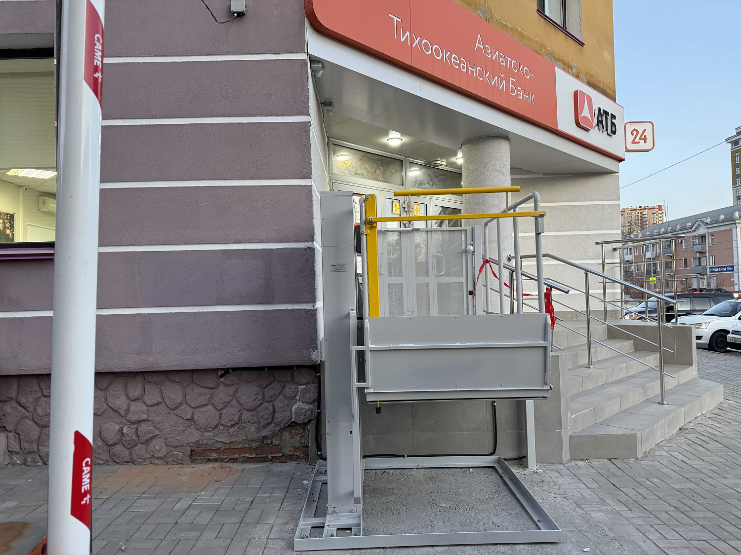 Подъемник ВПМ-01 для отделения Азиатско-Тихоокеанского Банка в Барнауле